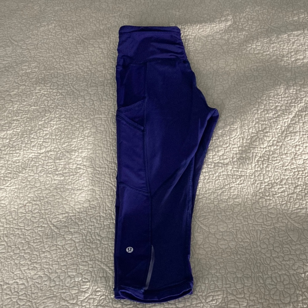 Lululemon cropped purple legging. Excellent condition. Size 6